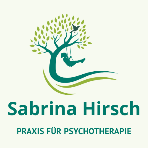 Das Logo der Psychotherapie-Praxis von Sabrina Hirsch. Die Grafik im Logo zeigt einen zweifarbigen Baum in Grüntönen. Ein Mädchen schaukelt auf der Schaukel, die am Baum befestigt ist. Ein Vogel fliegt gerade aus der Baumkrone.